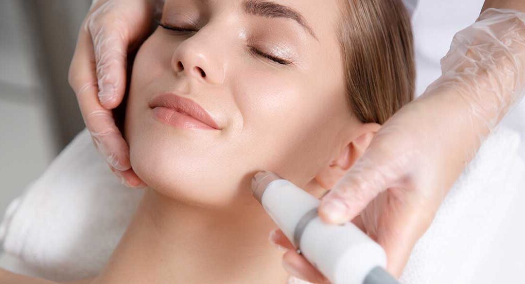 Comment puis-je rajeunir mon visage sans chirurgie ni injection ?